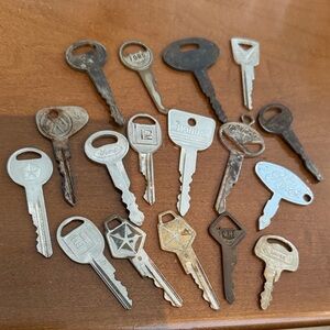 17 Vintage Car Key Collection of various age, makes, sizes and metals